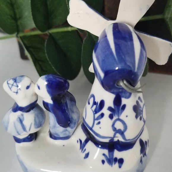 Vintage Handpainted Delft Holland Kissing Boy & Girl Blue/White Windmill Figure - Picture 4 of 7